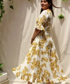 ANECDOTE Yellow Daisies Breezy Summer