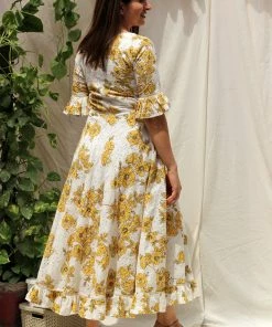 ANECDOTE Yellow Daisies Breezy Summer