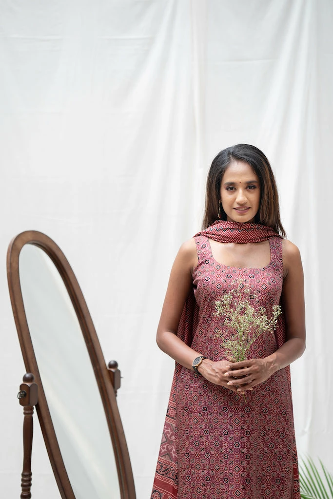 Niram Alka - Brown Ever Willow 1 Niram Alka - Brown Ever Willow